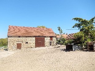 (Vakantie) koopwoning: St Priest en Murat Ruim woonhuis met schitterende ligging, 3 grote schuren, eigen meer en 5.6 ha. te koop in Allier (Frankrijk).