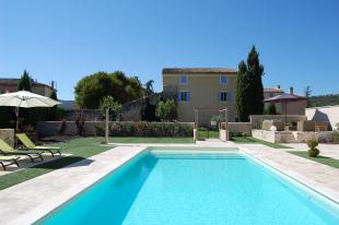 Huis voor grote groepen in Frankrijk te huur: Grote historische familiewoning aan de zuidkant van de Mont Ventoux met privé zwembad. 