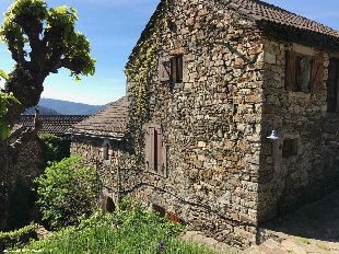 (Vakantie) woning: Geniet van de stilte, de natuur en het uitzicht in ons romantische huisje met alle comfort en zwembad te huur in Ardeche (Frankrijk).