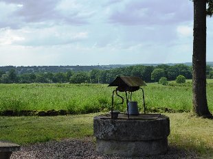 (Vakantie) koopwoning: Ygrande -Vrij gelegen woonhuis aan de rand van een bos, met fantastisch uitzicht, terrein van 5010m²vrij te koop in Allier (Frankrijk).