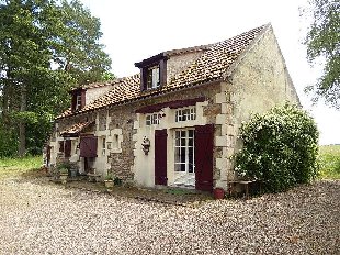 (Vakantie) koopwoning: Ygrande -Vrij gelegen woonhuis aan de rand van een bos, met fantastisch uitzicht, terrein van 5010m²vrij te koop in Allier (Frankrijk).