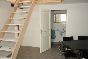 Doorzicht naar badkamer achter keuken