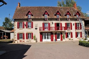 (Vakantie) koopwoning: Noord Allier - Landgoed bestaande uit een voormalige molen, met totaal mogelijk 4 appartementen, een atelier en paardenstallen, een prachtig park en 1 te koop in Allier (Frankrijk).