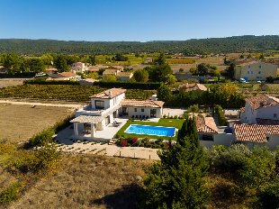 (Vakantie) woning: Schitterende, eigentijdse VILLA in de PROVENCE, vlakbij de MONT VENTOUX en de LUBERON te huur in Vaucluse (Frankrijk).