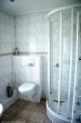 2 Ruime badkamers in het maison des Cerises <br>Badkamer beneden met grote douche, wastafel en toilet.