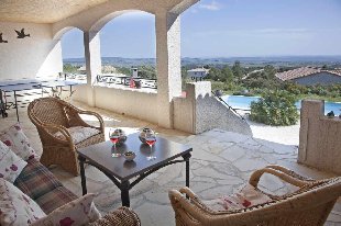 (Vakantie) woning: Prachtige villa met uitzicht voor 6 personen, met privé zwembad en jacuzzi, tafeltennis en jeu de boulles baan te huur in Herault (Frankrijk).