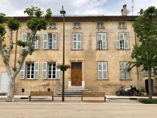 vakantiehuis in Frankrijk te huur: Karakteristiek herenhuis in Provencaals dorpje met privézwembad geschikt voor 12 personen 