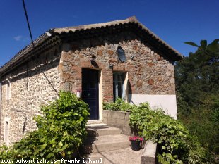 vakantiehuis in Frankrijk te huur: Rustig gelegen vakantiehuis met zwembad boven op de berg met prachtig uitzicht 