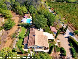 Vakantiehuis: Villa Les Sarrins heeft een verwarmd privézwembad, een fraai aangelegde tuin van 7000m² en een prachtig uitzicht over de wijngaarden