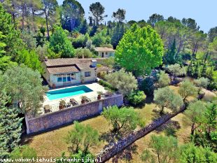 Geniet van het echte Provençaalse leven in Villa Ciel d’Or, een sfeervolle villa met apart gastenverblijf op een volledig omheind terrein van 7.000 m²