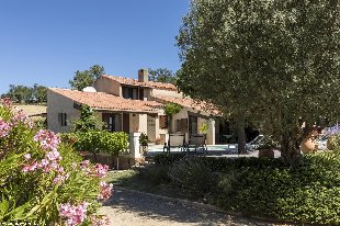 (Vakantie) woning: Villa Les Abeilles is een echte luxe villa met verwarmd zwembad en eigen tennisbaan gelegen aan de beroemde lavendelvelden en het meer Lac St Croix te huur in Var (Frankrijk).