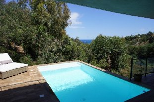 (Vakantie) woning: Villa La vue de Trayas is een schitterende, moderne villa voor 6 personen met privé zwembad en zeezicht! te huur in Alpes Maritimes (Frankrijk).