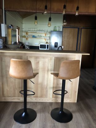Bar met barstoelen
