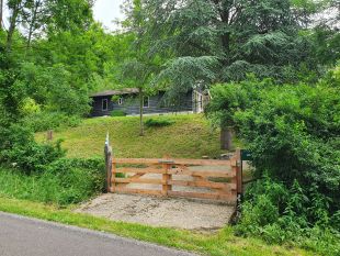 Het huisje met hek, gezien vanaf de weg