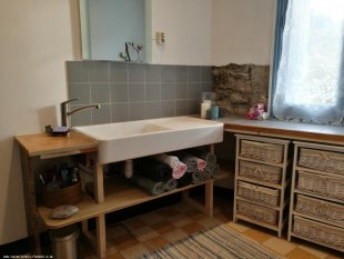 badkamer met gebruik van de oorspronkelijke wastafel