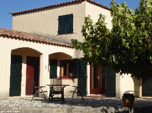(Vakantie) woning: Ruime vrijstaande woning met diverse terrassen, zwembad en grote tuin te huur in Herault (Frankrijk).