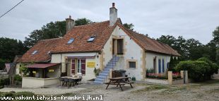 Vakantiehuis: Gezellige vakantie gîte aan de rand van een prachtig, groot vismeer in het glooiende, boeren landschap van de Allier in midden Frankrijk. te huur in Allier (Frankrijk)