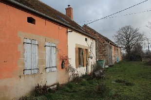 (Vakantie) koopwoning: Tortezais -2 huizen onder 1 kap met grote schuur en prachtig uitzicht, op terrein van 9700m² * NIEUW * te koop in Allier (Frankrijk).