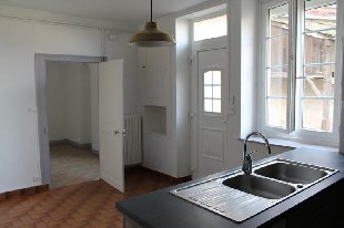 (Vakantie) koopwoning: Orval. Een oude boerderij met tweede huisje en verscheidene schuren in het dorp. te koop in Cher (Frankrijk).