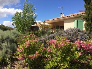 Vakantiehuis: Maison Tekke is een comfortabel ingerichte bungalow met mooie tuin rondom en uitzicht op de Pyreneeën vlakbij schilderachtig Mirepoix. te huur in Aude (Frankrijk)