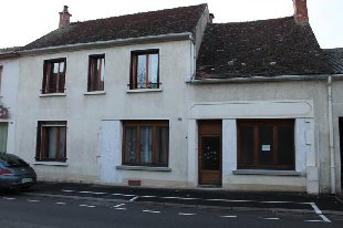 (Vakantie) woning: LURCY LEVIS: Ruim mooi gerenoveerd dorpshuis met garage. te koop in Allier (Frankrijk)