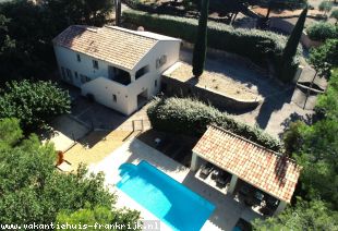 Villa in Frankrijk te huur: Villa Sylvie is een recente moderne villa met omheind verwarmd privé zwembad en een prachtig uitzicht geschikt voor 9 personen 