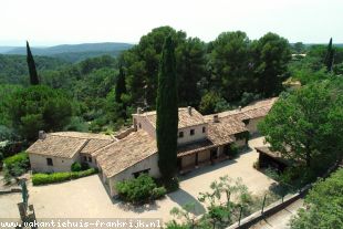 Villa in Frankrijk te huur: Villa Font du Roux  is een ruime 8-10 persoons villa met een groot verwarmd binnenzwembad en sauna en buiten een jacuzzi 