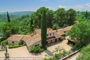 Villa Font du Roux  is een ruime 8-10 persoons villa met een groot verwarmd binnenzwembad en sauna en buiten een jacuzzi