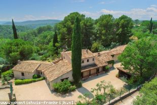 Vakantiehuis: Villa Font du Roux  is een ruime 8-10 persoons villa met een groot verwarmd binnenzwembad en sauna en buiten een jacuzzi