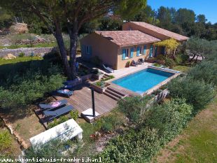 Vakantiehuis: Villa Margaux is een prachtige 8-persoonsvilla met een verwarmd privézwembad met jetstream en uitzicht over de olijfbomen en naastgelegen wijngaard