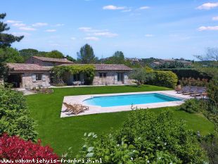 Welkom bij La Rabouillère, een authentiek stenen huis dat in 2020 volledig gerenoveerd is en zich bevindt op een vlak perceel van 4100m2
