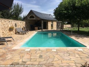 Vakantiehuis: In het hart van Aveyron  bieden  wij u een luxueuze gerestaureerde hoeve aan  met verwarmd zwembad en volledig ingerichte buitenkeuken met bar te huur in Aveyron (Frankrijk)