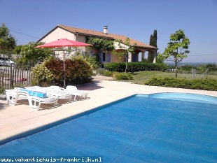 Vakantiehuis: Gezellige en eigentijdse vakantiewoning met zwembad (enkel vd huurders) en grote tuin. Gelegen in de Lot op de grens met de Dordogne.