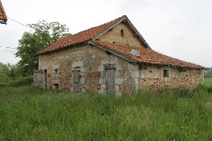(Vakantie) woning: Murat - 2 Schuren op 2500 m2 grond met vrij uitzicht. ** ONDER BOD ** te koop in Allier (Frankrijk)