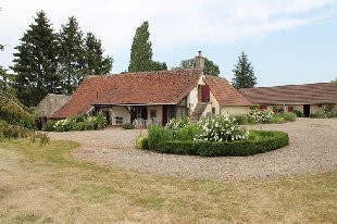 (Vakantie) woning: Ygrande – Charmante ruime woonboerderij op 9600 m2 grond met prachtig uitzicht. ** onder compromis ** te huur in Allier (Frankrijk)