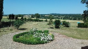 (Vakantie) koopwoning: Ygrande – Charmante ruime woonboerderij op 9600 m2 grond met prachtig uitzicht. ** onder compromis ** te koop in Allier (Frankrijk).