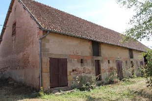 (Vakantie) woning: Couzon – Prachtige woonboerderij met diverse schuren en bijgebouwen op bijna 3 hectare grond. ** NIEUW ** te huur in Allier (Frankrijk)