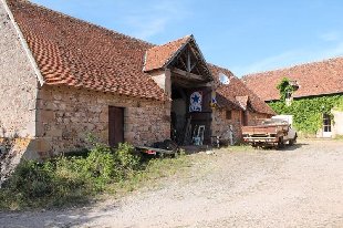 (Vakantie) koopwoning: Couzon – Prachtige woonboerderij met diverse schuren en bijgebouwen op bijna 3 hectare grond. ** NIEUW ** te koop in Allier (Frankrijk).