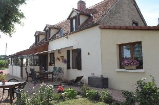 (Vakantie) woning: Chezelle – Woonhuis met 5 chambres de hôtes , gite en 2 mobile homes op bijna 1.5 ha grond. ** ONDER BOD ** te huur in Allier (Frankrijk)