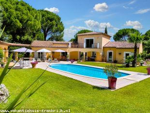Villa Stephanie is een ruim opgezette 8-persoons in Vidauban met een fraai aangelegde tuin en een verwarmd privézwembad. Villa Stephanie is een ruim opgezette 8-persoons in Vidauban met een fraai aangelegde tuin en een verwarmd privézwembad.