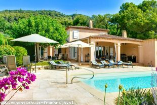 La Jolie Bastide is een sfeervolle vakantievilla voor zes volwassenen en twee kinderen La Jolie Bastide is een sfeervolle vakantievilla voor zes volwassenen en twee kinderen
