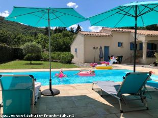 Vakantiehuis: Vrijstaand vakantiehuis voor 6 personen met verwarmd zwembad, NL-BE TV, bosrijk gebied. Zeer rustig en absolute privacy. te huur in Gard (Frankrijk)