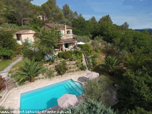 Vakantiehuis: Villa Babette is een complete en erg mooi ingerichte villa voor 8 personen met een panoramisch uitzicht over het eeuwenoude dorpje Callas. te huur in Var (Frankrijk)