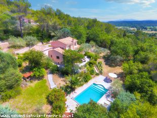 Vakantiehuis: Villa Babette is een complete en erg mooi ingerichte villa voor 8 personen met een panoramisch uitzicht over het eeuwenoude dorpje Callas. te huur in Var (Frankrijk)