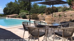 Vakantiehuis: Luxe 8 p. Villa met groot verwarmd privé zwembad; airco op 4 slaapk.; wifi internet; Park zwembad+peuterbad+tennisbaan te huur in Vaucluse (Frankrijk)