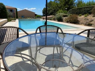 op de kop van het zwembad