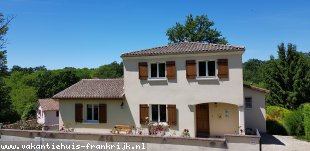 Vakantiehuis: Comfortabele vakantievilla voor 8 personen met riant terras en tuin en gemeenschappelijk verwarmd zwembad voor een heerlijke vakantie! te huur in Charente (Frankrijk)