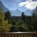 Balkon uitzicht <br>Uitzicht op achterkant Alpe 'd Huez (li) en de klim naar Villard notre-Dame (re)