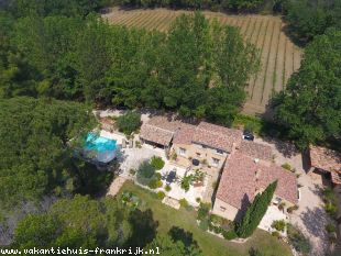 Vakantiehuis: Bastide de Laurier Rose is een sfeervolle 6-persoonsvilla gelegen in een bosrijke omgeving in het Provençaalse dorpje Villecroze.
