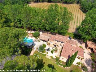 Vakantiehuis Cote d'Azur: Bastide de Laurier Rose is een sfeervolle 6-persoonsvilla gelegen in een bosrijke omgeving in het Provençaalse dorpje Villecroze.